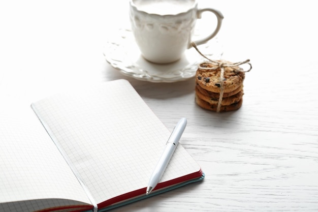 Чашка чая и тетрадь с рецептом